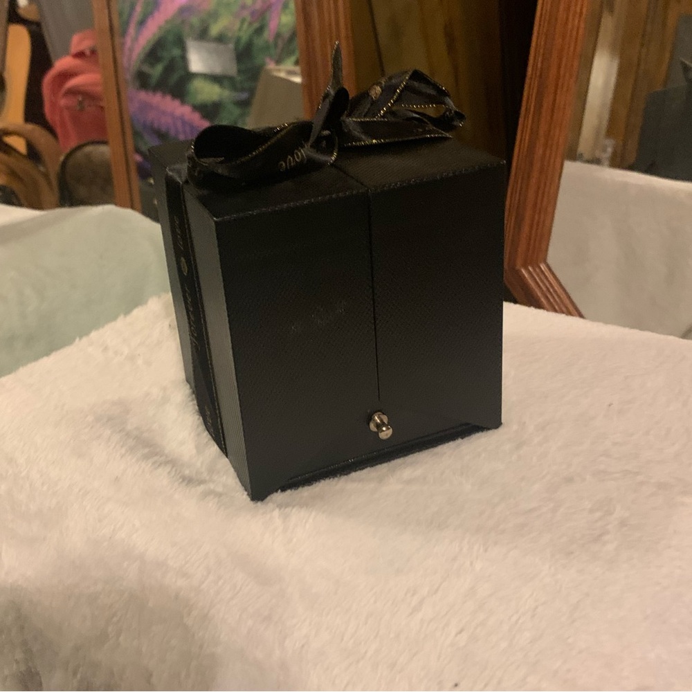 black leather forever rose box DOES NOT COME WITH JEWELRY!!!